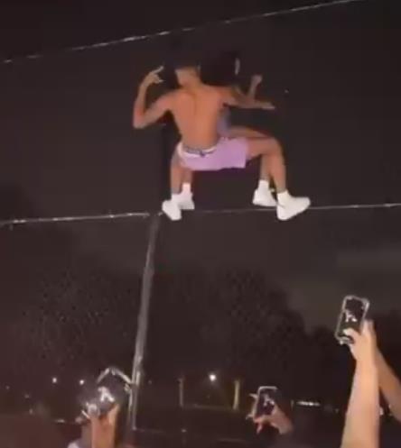 233-国外恶搞视频-男女爬上围栏假装PPP的姿势